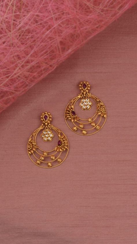 Jumka Mehendi Design, Ear Rings Chandbalis Gold, Gold Jewels Design Earrings, Jumkha Earrings Gold, Antique Gold Earrings Simple, Jimikki Kammal Gold, Chandbalis Earrings Gold, Mangtikka Designs Gold, Gold Chandbali Earrings Design