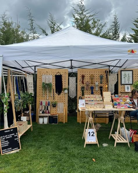 Pop Up Shop Ideas To Sell, Macrame Market Set Up, Festival Booth Set Up, Popup Store Design Ideas, Craft Table Display, Art Fair Booth, Small Booth, Paracord Projects Diy, Festival Booth