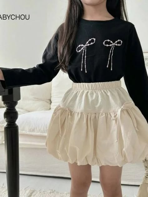 Banding Balloon Skirt is a bottom from the Babychou - Fall 2024 collection. You can order it at our wholesale market for Korean children fashion brands. Balloon Skirt Outfit 2024, Balloon Skirt Outfit, 2025 Summer, Skirt Tops, Balloon Skirt, Bow Skirt, Girls Skirts, Family Women, Skirts For Kids