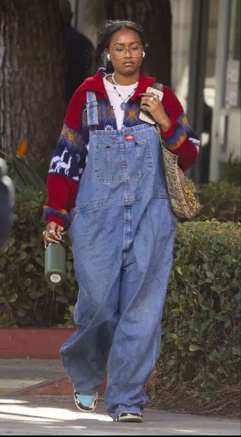 Quirky Minimalist Fashion, Tomboy Femme Style Outfits, Jean Overall Outfits, Dungaree Outfit, Looks Hippie, Fashion 2025, Sasha Obama, Tomboy Femme, History Major