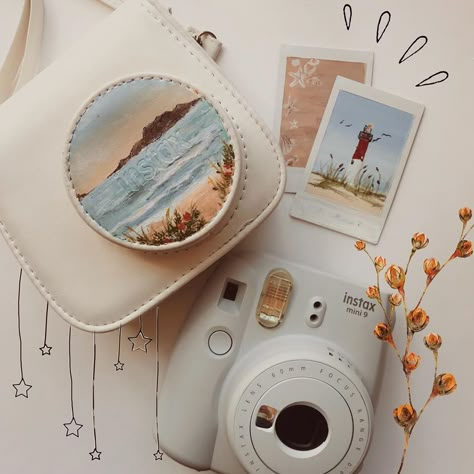 Painted Instax Camera, Painting Polaroid Camera, Cute Camera Aesthetic, Polaroid Camera Painting, Painted Polaroids, Instax Aesthetic, Instax Mini Case, Polaroid Camera Ideas, Cute Cameras