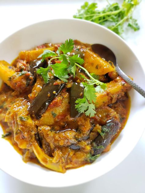 Aloo Baingan /Potato Eggplant Curry Eggplant Indian Recipes Vegetarian, Indian Eggplant And Potato Recipes, Indian Stuffed Eggplant, Aubergine Curry Indian, Aubergine Indian Recipe, Eggplant And Potatoes Recipes, Indian Eggplant Dish, Eggplant And Potato Curry, Indian Brinjal Recipes