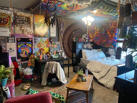 Room Ideas Chaotic, Chaotic House Aesthetic, Chaotic Bedroom Ideas, Chaotic Bedroom Aesthetic, Chaotic Room Decor, Chaotic Apartment, Grunge Room Inspiration, Chaotic Decor, Chaotic Bedroom