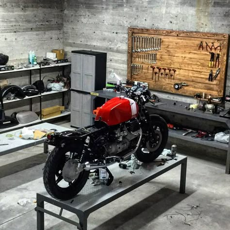 Officine In Garage, Bike Garage, Motorcycle Workshop, Diy Motorcycle, Cool Garages, Motorcycle Shop, Motorcycle Garage, Garage Work Bench, Cafe Racer Bikes