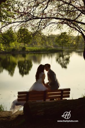 Wedding photo session with Ema and Eli at Lake Katherine Nature Center and Botanic Gardens.  Bride and groom kissing on a bench by the lake. Photo by Doru Halip for H Photography Romanian Wedding, Wedding Photo Sharing, Wedding Picture Poses, Outdoor Wedding Photos, Beautiful Wedding Photography, Wedding Photography Tips, Wedding Photos Poses, Lake Wedding, Photo Couple