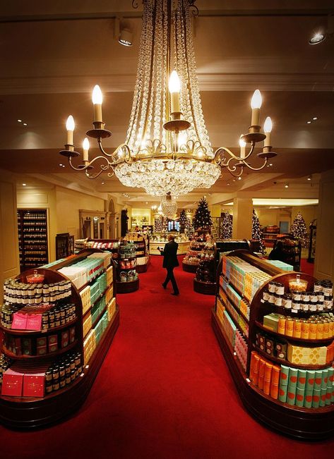 Fortnum and Mason Grocery Store - 14 Reasons Why Fortnum and Mason is the Best Grocery Store in London London Grocery Stores, Chocolate Store Design, Mason London, London Shops, Best Afternoon Tea, Chocolate Stores, Fortnum Mason, London Interior, Victorian London