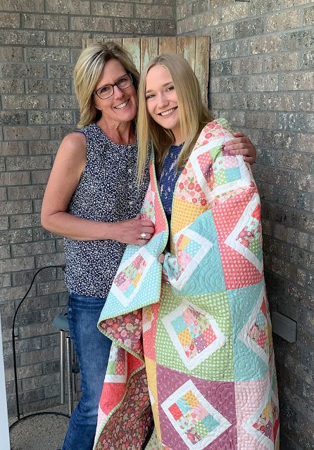 A sunny, sweet graduation quilt Graduation Quilts, Graduation Quilt, Fat Quarter Quilt, Halloween Quilts, Easy Quilts, Quilting Ideas, Mom Blogs, Quilt Ideas, Christmas Prints