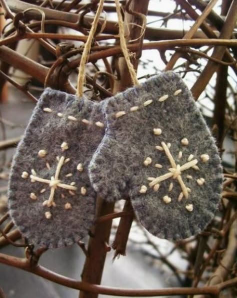 33 Rustic Christmas Ideas Adding Natural Touches to Winter Decorating Diy Primitive Christmas, Diy Primitive Christmas Ornaments, Christmas Bowl Fillers, Diy Crafts For Christmas, Burlap Christmas Ornaments, Primitive Christmas Ornaments, Burlap Ornaments, Natural Holiday Decor, Felted Ornaments