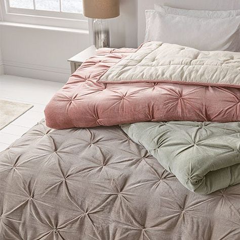 Textured Quilt Bedding, New Quilts, Pretty Bedrooms, Traditional Bedrooms, Loft Type, Restful Bedrooms, Textured Quilt, Geometric Cushions, Delicate Feminine