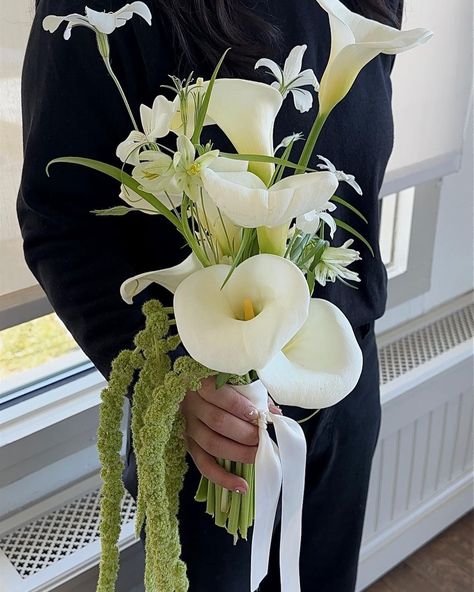 Calla lily girl 🤍 | Instagram Minimalist Wedding Bouquet, Calla Lillies Wedding, White Calla Lily Bouquet, Calla Lily Bridal Bouquet, Lily Bridal Bouquet, White Calla Lilies, Nyc Florist, Calla Lily Bouquet Wedding, Calla Lily Bridal