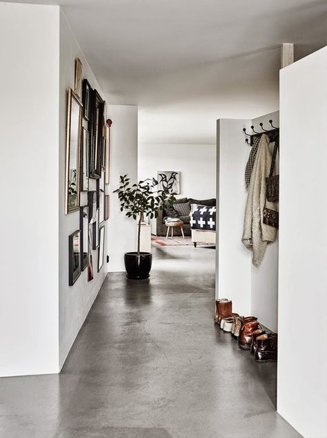 concrete floor hallway Decoration Beton, Swedish Decor, Wooden Cupboard, Grey Houses, Concrete Floor, Design Del Prodotto, Polished Concrete, Flooring Options, Scandinavian Home