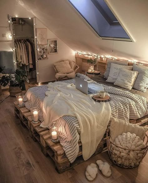 Green House Bedroom Ideas, Bedroom Scandinavian Style Cozy, Decluttered Bedroom, Bedroom Ideas Simple Cozy, Bedroom Inspiration Cozy, Koti Diy, Western Rooms, Western Bedroom Decor, Winter Bedroom