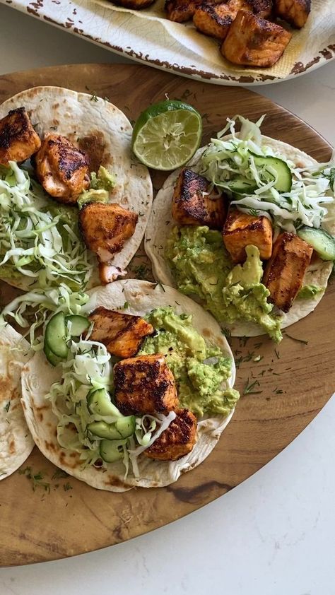 Crispy Salmon, Stovetop Chicken, Hungry Happens, Salmon Tacos, Plats Healthy, Healthy Food Dishes, Food Chicken, Healthy Lifestyle Food, Healthy Food Motivation