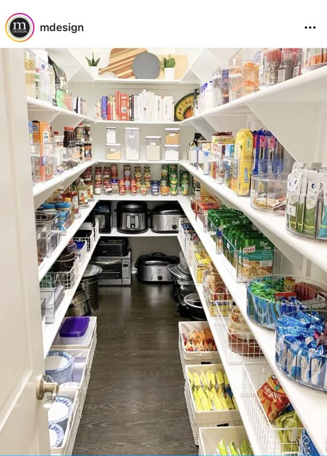 Pantry Closet Design, Desain Pantry, Food Pantry Organizing, Pantry Room, Pantry Remodel, Organization Pantry, House Organisation, Pantry Closet, Kitchen Organization Pantry