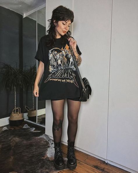 Band Shirt Outfits Fall, Band Tshirt Dress Outfit, Metallica Tshirt Outfits, Tights And Tshirt Outfits, Vintage Rocker Style, Punk Rock Show Outfit, Metalica Concert Outfits, Rock Concerts Outfits, Grunge Tshirt Outfits