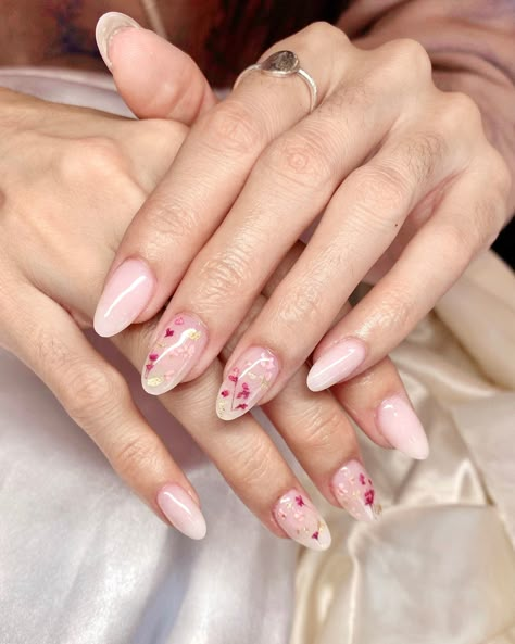 Clear Pink Nails, Almond Designs, Nail Art Fleur, Nail Elegant, Pink Flower Nails, Nail Aesthetic, Nail Art Idea, Spring Nail Trends, Nail Work