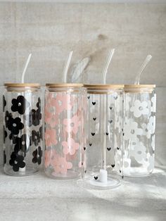 Tumblr Cup Designs Vinyl, Stuff To Buy For Your Room, Cute Drinking Glasses, Aesthetic Drinking Glasses, Vinyl Cups Ideas, Aesthetic Glass Cups, Sippers With Straw, Glass Water Bottle Aesthetic, Tumbler Aesthetics