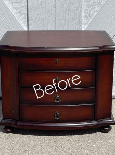 Refinishing Jewelry Boxes, Refinished Jewelry Boxes, Jewelry Box Makeover Diy Ideas, Jewelry Cabinet Makeover, Vintage Jewelry Box Makeover, Thrift Store Jewelry, Remake Furniture, Jewelry Armoire Makeover, Old Jewelry Box