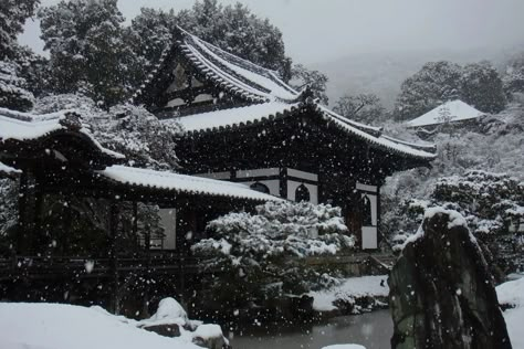 Dark Temple, Japan Winter, Japanese Temple, Asian Aesthetic, Japanese Music, Aesthetic Japan, Japan Aesthetic, Japanese Aesthetic, Ancient China