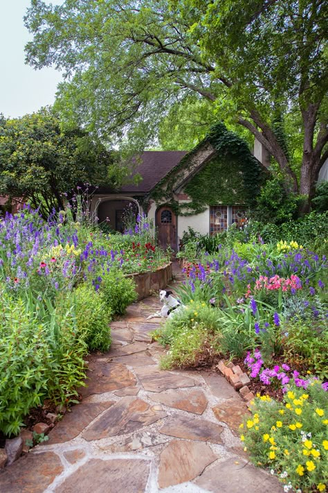 Casa Vintage, Garden Inspo, Dream Cottage, Gorgeous Gardens, Garden Cottage, Dream Garden, Garden Planning, House Inspo, Backyard Garden