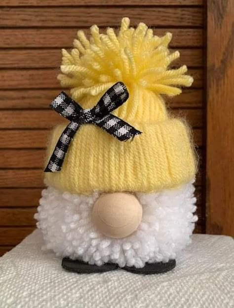 Gnome Crafts Diy, Gnomes Noel, Christmas Bazaar Crafts, Christmas Bazaar Ideas, Easy Yarn Crafts, Gnome Ideas, Bazaar Crafts, Handmade Christmas Crafts, Pom Pom Crafts