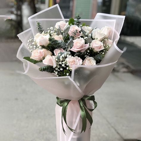 A beautiful bouquet of white roses wrapped in a pretty paper. Wrap Flowers, Rose Flower Arrangements, White Rose Bouquet, Luxury Flower Bouquets, Fresh Flower Bouquets, Flower Bouquet Diy, Flower Gift Ideas, Boquette Flowers, Bouquet Gift