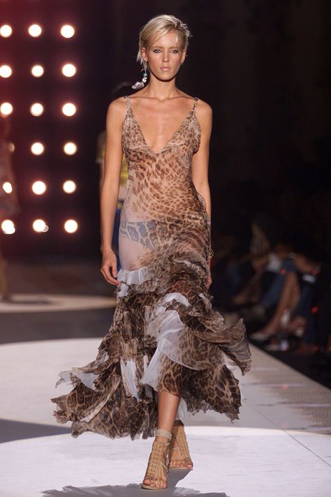 Roberto Cavalli Spring 2002 Ready-to-Wear https://www.vogue.com/fashion-shows/spring-2002-ready-to-wear/roberto-cavalli Haute Couture Looks, Roberto Cavalli Dress, Cavalli Dress, Vintage Runway, Iconic Dresses, Runway Collection, Stage Outfits, 70s Fashion, Roberto Cavalli