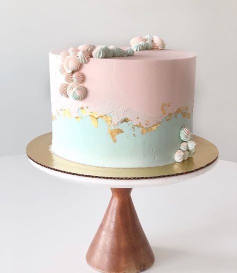 Bohemian Gender Reveal, He Or She Cake, Gender Reveal Cake, He Or She, Pastry Cake, Reveal Party, Bakery Cakes, Reveal Parties, Gender Reveal Party