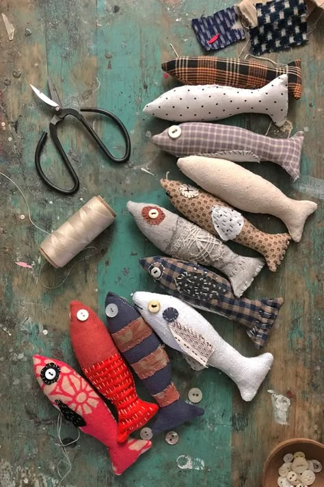 Diy Scrap Fabric Ideas, Things To Make With Scrap Fabric, Scrap Sewing Projects, Fabric Scrap Crafts, Fabric Mobile, Fish Diy, Scrap Fabric Ideas, Basic Sewing Kit, Lucky Fish