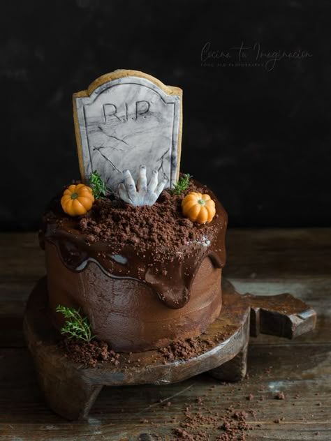 Celebra la noche más terrorífica del año con esta tarta para Halloween con tumba de galleta, está de "muerte"!! Halloween Chocolate Cake, Halloween Cakes Diy, Haloween Cakes, Halloween Cake Design, Scary Halloween Cakes, Halloween Cake Recipes, Halloween Torte, Scary Cakes, Postres Halloween