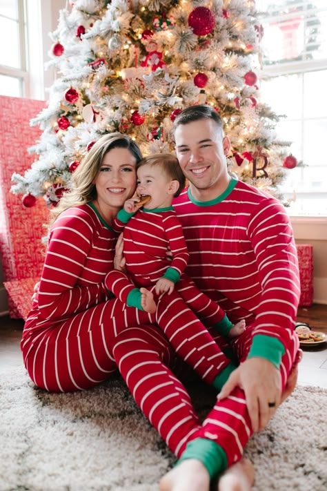 Christmas Pajama Pictures, Matching Family Christmas Outfits, Family Christmas Pictures Outfits, Baby Christmas Photography, Family Holiday Pictures, Christmas Pictures Outfits, Christmas Baby Pictures, Family Christmas Photos, Xmas Pics