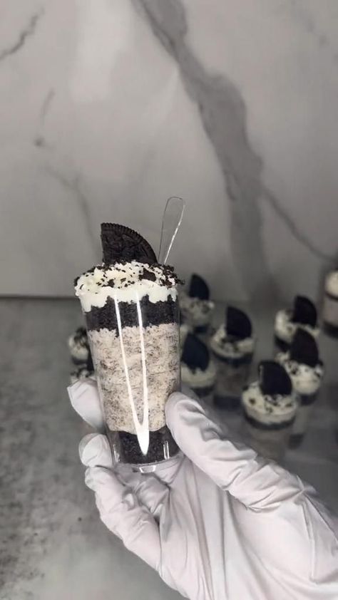 Oreo Dessert Cups, Dessert Shooters Recipes, Shooter Recipes, Dessert Cups Recipes, Dessert Shooters, Mini Dessert Cups, Sweet 17, Catering Ideas Food, Oreo Dessert