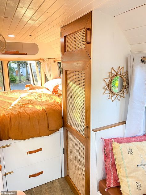 Camper Makeover Ideas, Caravan Inside, Van Decor, Converted Vans, Kombi Motorhome, Camper Interior Design, Caravan Makeover, Bus Interior, Bus Living