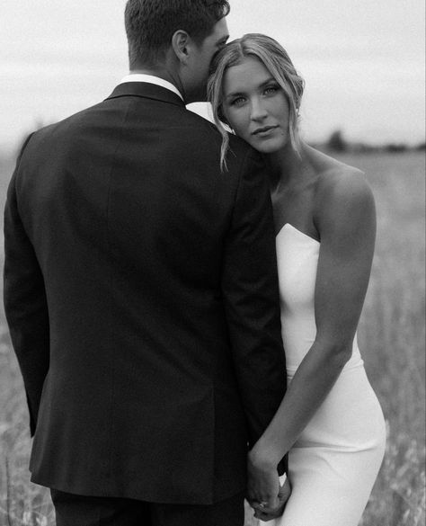 Civil Wedding Photography Photo Ideas, Civil Wedding Poses For Pictures, Wedding Photo Portrait, Wedding Portraits Editorial, Elegant Wedding Photoshoot, Cool Wedding Poses, Wedding Inspiration Photography, Wedding Photos Same Height Couples, Small Wedding Family Photos