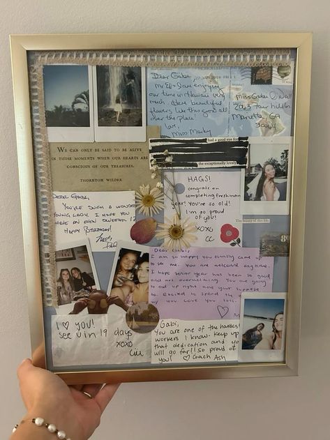 Memory Collage Frame, How To Hang Posters On Wall, Screen Decorating Ideas, Picture Frame Scrapbook Ideas, Memory Frame Ideas Diy Projects, Pic Frame Wall Ideas, Reader Room Aesthetic, Picture Frame Collage Ideas, Photo Collage Ideas Framed