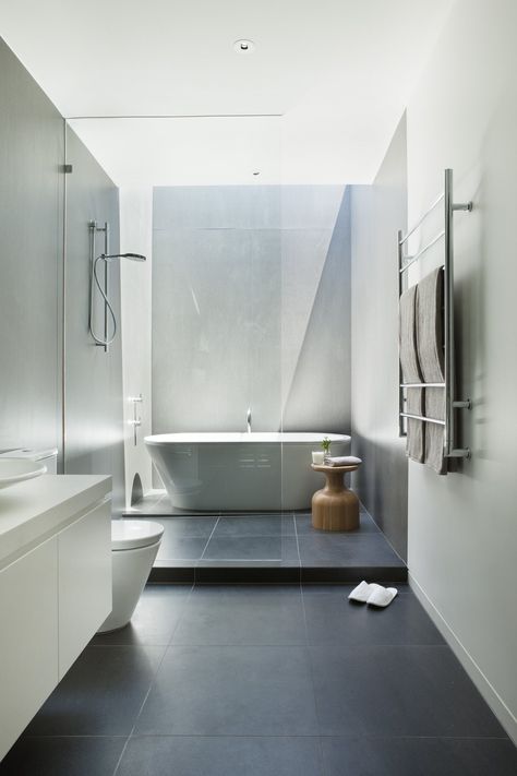 Malvern House by Lubelso; Melbourne, Australia. Malvern House, Open Bathroom, Dark Floors, Bad Inspiration, Ensuite Bathroom, Trendy Bathroom, Large Bathrooms, Bathroom Floor Tiles, Bathroom Layout