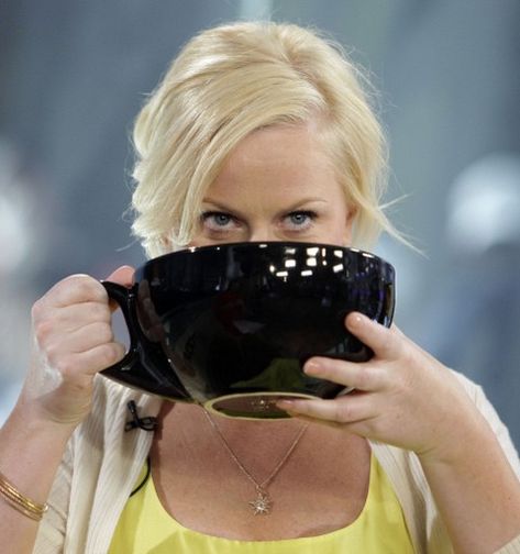 People Drinking Coffee, Cheap Coffee, National Coffee Day, Coffee Today, Retro Cafe, Big Coffee, Coffee Talk, Amy Poehler, Blonde Woman