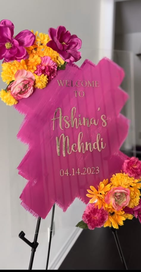 Mehandi Wedding Decoration, Mendhi Stage Ideas, Purple Mehndi Decor, Mehndi Night Decoration At Home, Welcome Mehendi Board, Home Mehendi Decor Ideas, Mehndi At Home Decor, Dholki Sign Board, Mehndi Night Ideas