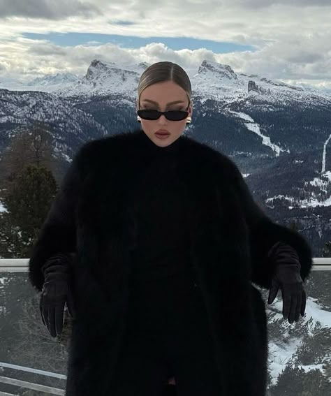 Mafia Wives, Mob Wife Aesthetic, Fur Coat Outfit, Outfit Elegantes, Black Fur Coat, Wife Aesthetic, Wife Style, Snow Outfit, Mob Wives