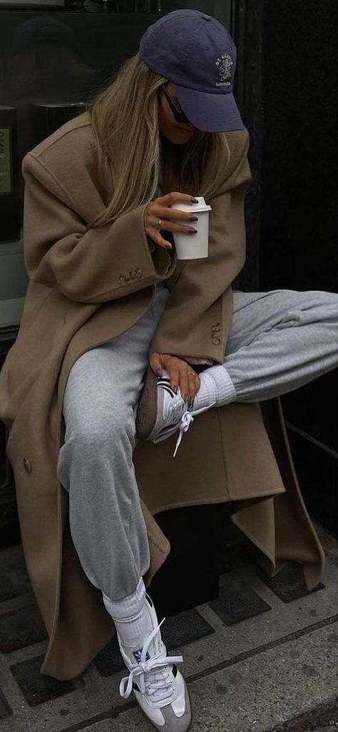 Street Sporty Style, Copenhagen Street Style Autumn, Aw 2023 Street Style, Street Wear 2023 Woman, Sports Luxe Street Style, Casual Autumn Outfits 2023 Women, Fall Streetwear 2023, Fall Outfits Women Casual Street Styles 2023, Fall 2023 Streetwear