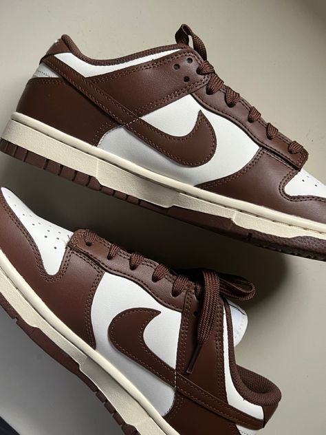 Dunks Shoes Brown, Nike Shoes Women Brown, Jordan Brown Shoes, Brown Dunks Aesthetic, Brown Bag And Shoes Outfit, Nike Jordan Brown, Brown Jordans Sneakers, Brown Nike Dunks Outfit Woman, Nike Brown Shoes