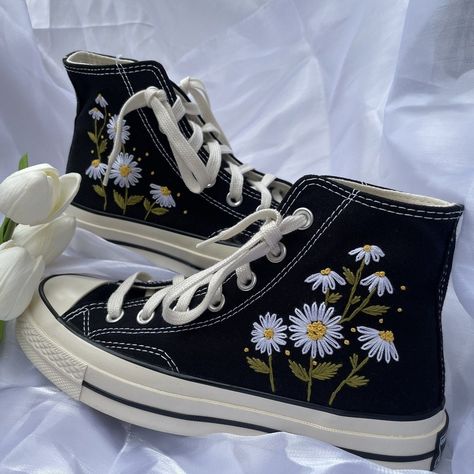 Custom Wedding Hand Embroidery Converse Chuck Taylor High Tops/Floral Chuck High Tops Daisy Embroidered/Black And White Custom Chuck Sneaker Wedding Hand Embroidery, Embroidery Shoes Diy, Twd Oc, Embroidery Converse, Chuck Taylor High Tops, Converse Embroidery, Floral Converse, Cool Converse, Cute Converse Shoes