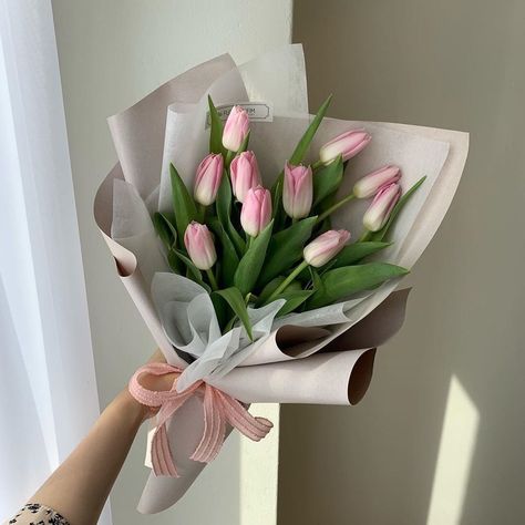 Flowers 🌺 on Twitter: "… " Flower Boquet, Tulips Arrangement, Luxury Flower Bouquets, Flower Bouquet Diy, Boquette Flowers, Flower Gift Ideas, Flower Arrangements Simple, Tulip Bouquet, Flowers Bouquet Gift