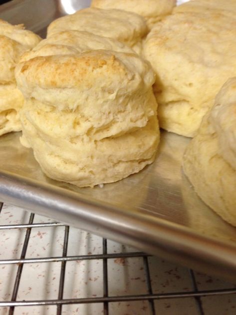 Fluffy homemade Biscuits Big Fluffy Biscuit Recipe, Best Fluffy Biscuits, Fluffy Biscuits Homemade No Buttermilk, Big Fluffy Biscuits, Best Biscuits Ever, Thick Biscuits, Buiscits Recipes, Fluffy Homemade Biscuits, Southern Style Biscuits