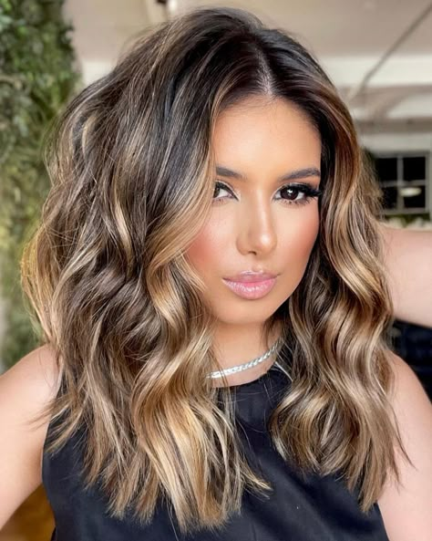 Round Face and Midi Hair with a Middle Part Spring Hair Color Trends, Balayage Brown, Rambut Brunette, Brunette Hair With Highlights, Spring Hair Color, Hair With Highlights, Brown Hair Balayage, Hair 2024, Hair Color And Cut