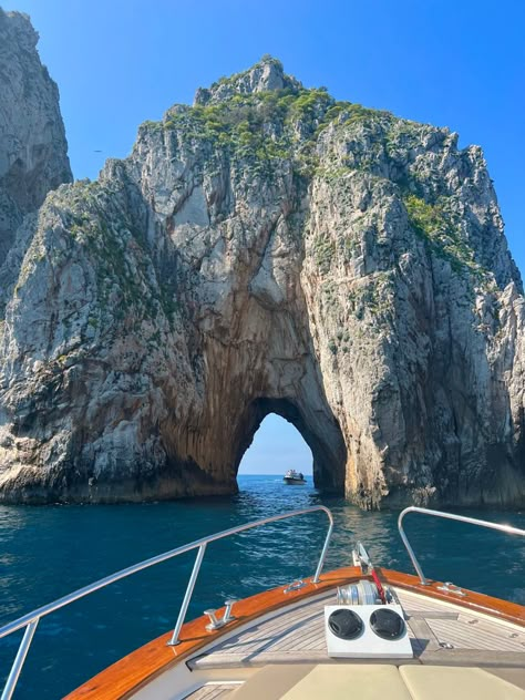 Naples Capri Italy, Capri Island Aesthetic, Capri Boat Tour, Blue Italy Aesthetic, Travel Vision Board Aesthetic, Italy Boat Ride, Boat Trip Aesthetic, Capri Italy Aesthetic, Capri Aesthetic