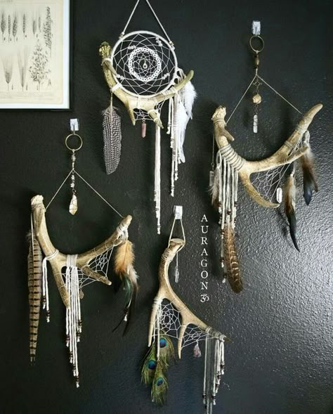 Antlers Decor: 10 Ways to Use Shed Antlers in Home Decorating Dreamcatcher Diy, Antler Ideas, Atrapasueños Diy, Tre Kunst, Hantverk Diy, Antlers Decor, Antler Crafts, Dream Catcher Craft, Antler Art