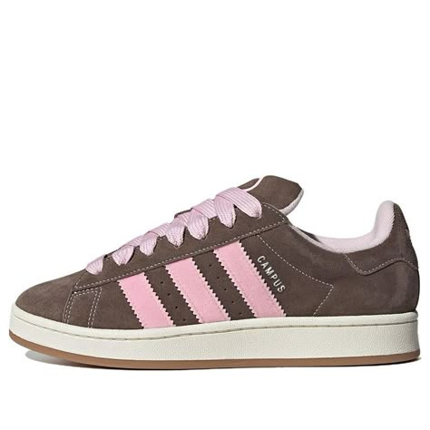 The Adidas Originals Campus 00s 'Dust Cargo Clear Pink' is a modern take on the iconic 80s silhouette. Featuring a unique colorway of Dust Cargo, Clear Pink and Cloud White, this sneaker is perfect for any occasion. The design is inspired by the spirit of the holidays, making it a great choice for those special moments with your loved ones. With its timeless style and classic look, this sneaker is sure to be a hit for years to come. Whether you're out for a night on the town or just running erra Adidas Campus 00s, Dr Shoes, Pretty Shoes Sneakers, Quoi Porter, Adidas Shoes Women, Shoe Wishlist, Brown And Pink, Sneakers Adidas, Hype Shoes