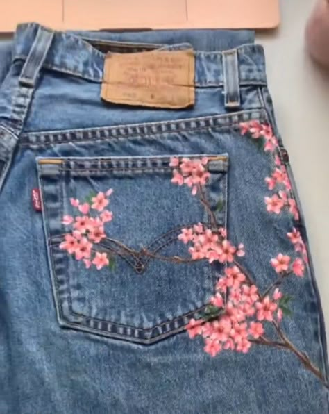 Custom Painted Jeans Pants, Jeans With Art On Them, Cherry Blossom Jeans, Jean Short Painting Ideas, Fabric Paint Ideas Clothing, Flower Painted Jeans, Flower On Jeans, Jean Shorts Painted, Jean Pocket Painting