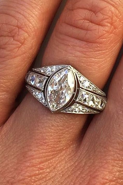 Art Deco Engagement Ring Emerald, Art Deco Jewelry Rings, Deco Engagement Rings, Art Deco Engagement Rings, Bijoux Art Nouveau, Marquise Cut Engagement Ring, Beautiful Diamond Rings, Engagement Rings Marquise, Art Deco Engagement